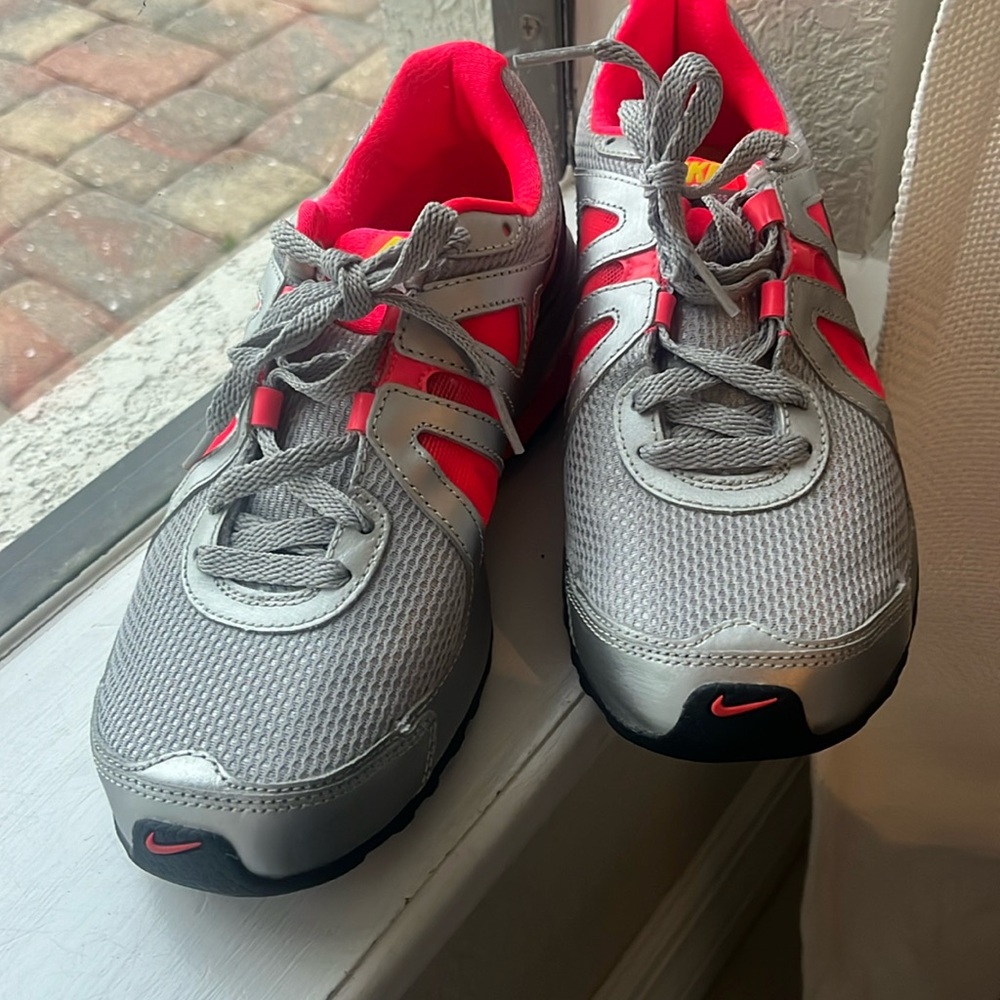 - EUC Nike air max gray silver and fluorescent pink sneakers/tennis shoes …
